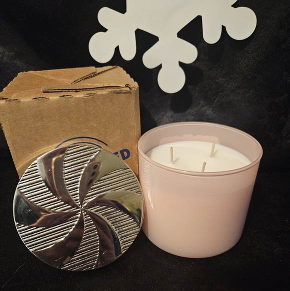 White Barn Crushed Candy Cane 3-wick Candle - Picture 3 of 4